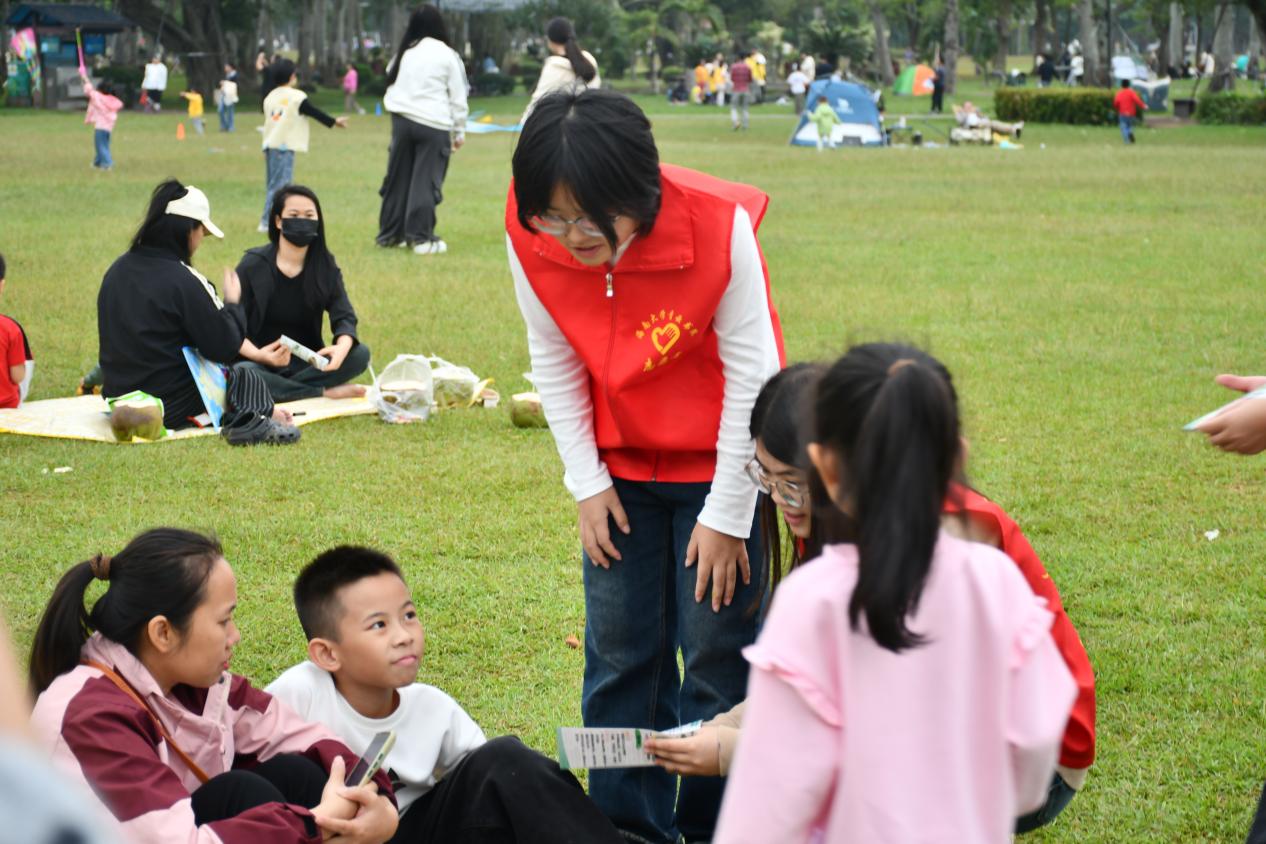海南大学志愿者在海口市万绿园向小朋友普及海南热带雨林常识